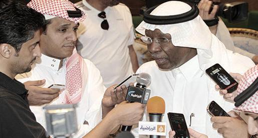 الحربى يستقبل رؤساء الاتحادات الخليجية بالمطار 